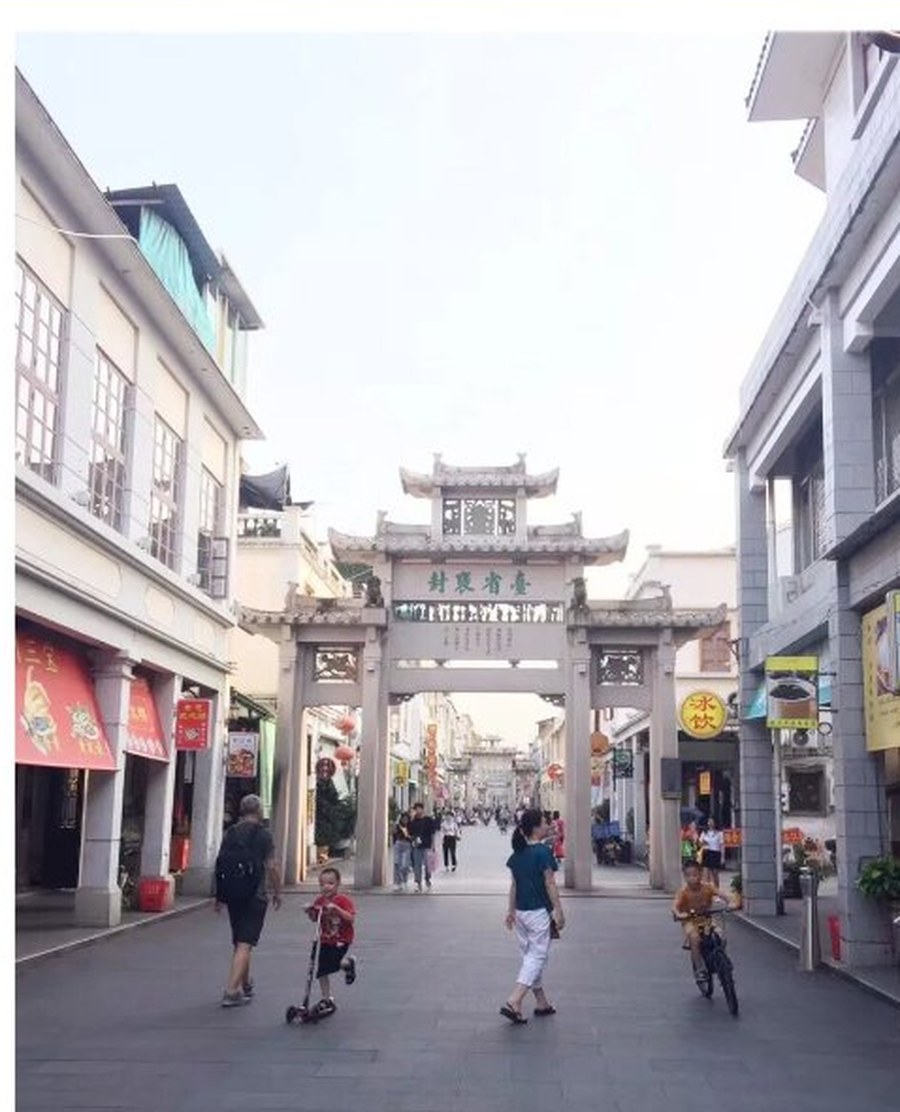 Memorial Archway Street — the stone archways of the old town